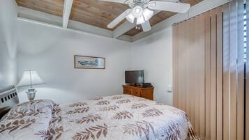 1 Schlafzimmer, BĂŒgeleisen/BĂŒgelbrett, Internetzugang, BettwĂ€sche