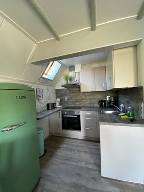 Een koelkast, een magnetron, een oven, een kookplaat