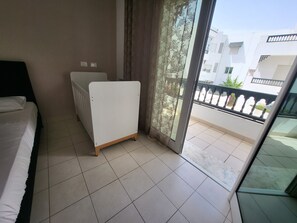 3 habitaciones, tabla de planchar con plancha y cuna de viaje 