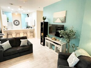 Smart TV, lettore DVD, tavolo da ping pong, libri