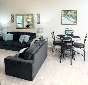 Smart TV, lettore DVD, tavolo da ping pong, libri