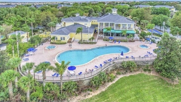 Een groot resort met een centraal zwembad, meerdere terrasjes en uitzicht op de oceaan.