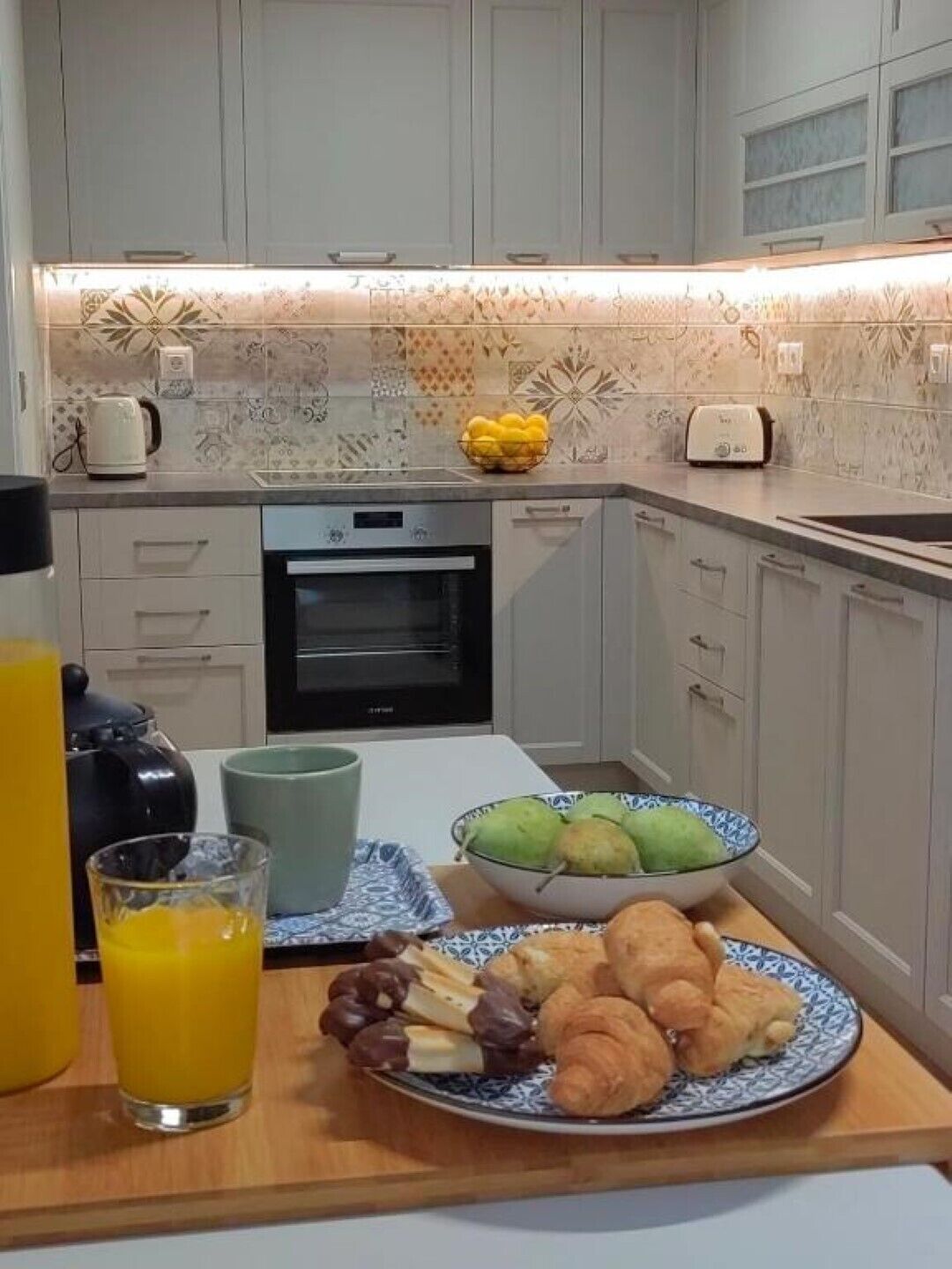 Kühlschrank, Ofen, Geschirrspüler, Wasserkocher mit Kaffee-/Teezubehör