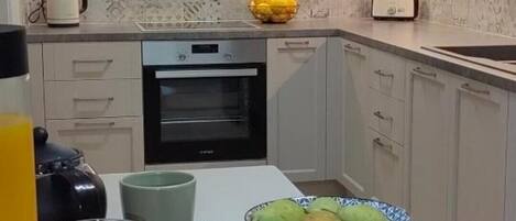 Kühlschrank, Ofen, Geschirrspüler, Wasserkocher mit Kaffee-/Teezubehör