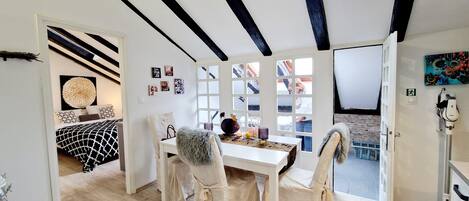 1 室のベッドルーム、セーフティボックス (室内)、デスク、WiFi (無料)