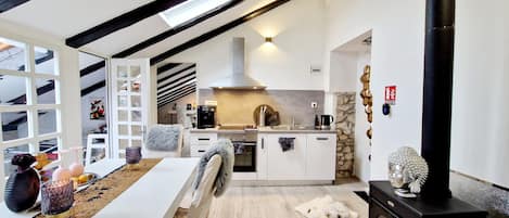 Kjøleskap, ovn, kokeplater og oppvaskmaskin