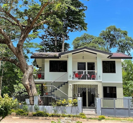 Exterior. ✔6BDR HOUSE ✔FOR FAMILIES ✔COUPLES ✔GROUP OF FREINDS ✔QUIET ✔SECURED