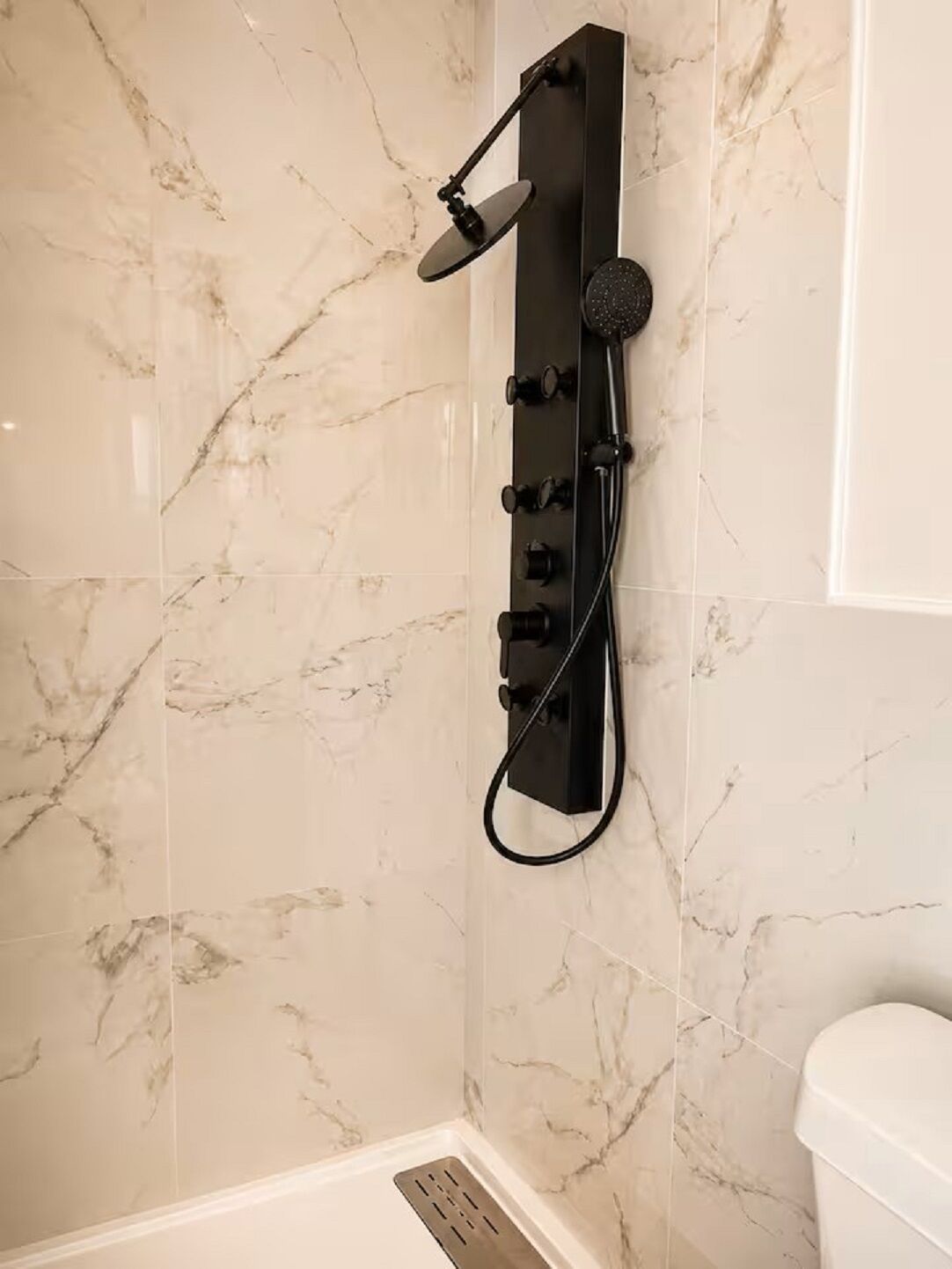 Ensemble douche/baignoire, sèche-cheveux, serviettes fournies, savon