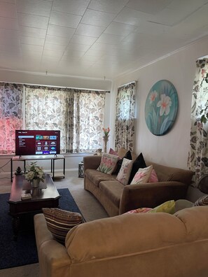 Smart-TV, bøker og kontorer