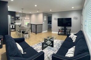 Smart TV, foosball, stereo - Freshly Remodeled Cozy Home (Des Plaines)