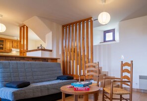 Fernseher, Kamin, Bücher
