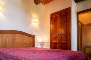 3 bedrooms, iron/ironing board, travel crib