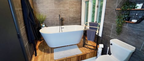 Bathtub, hair dryer