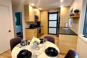 Refrigerador, microondas, horno, placa de cocina