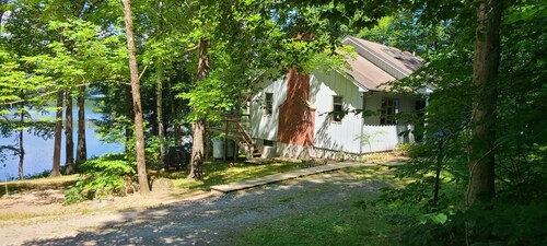  Dog friendly lakefront home w/fireplace near Lk George. Telecommuters welcome!