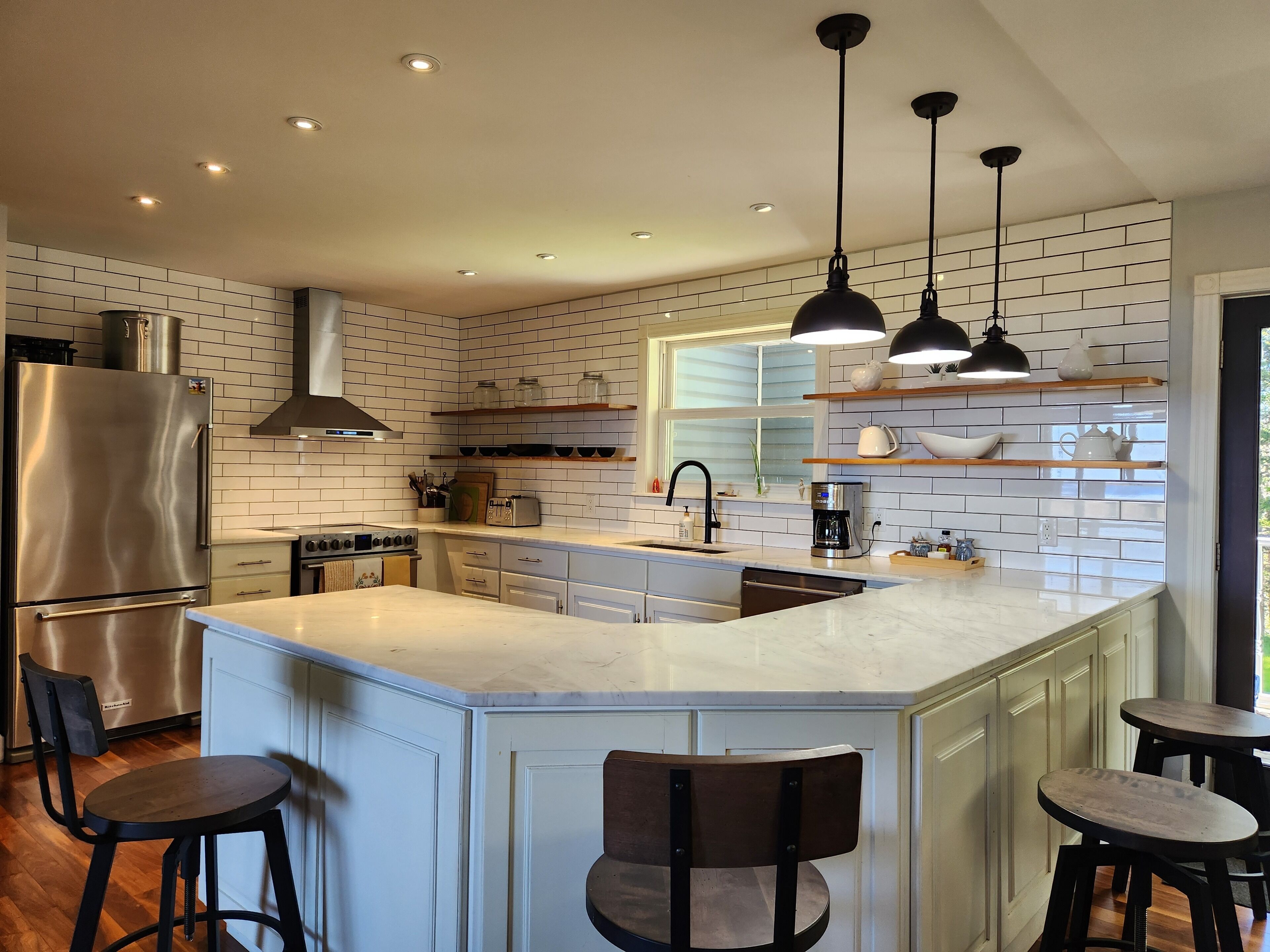 Réfrigérateur, micro-ondes, four, plaque de cuisson