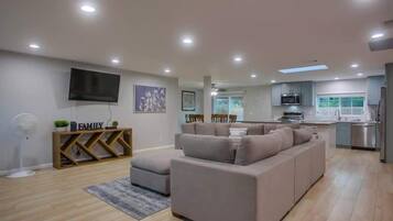 Una televisión, videojuegos, libros, un reproductor estéreo