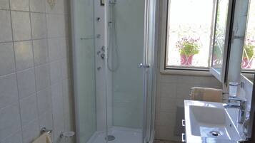 Doccia, set di cortesia gratuito, asciugacapelli, bidet