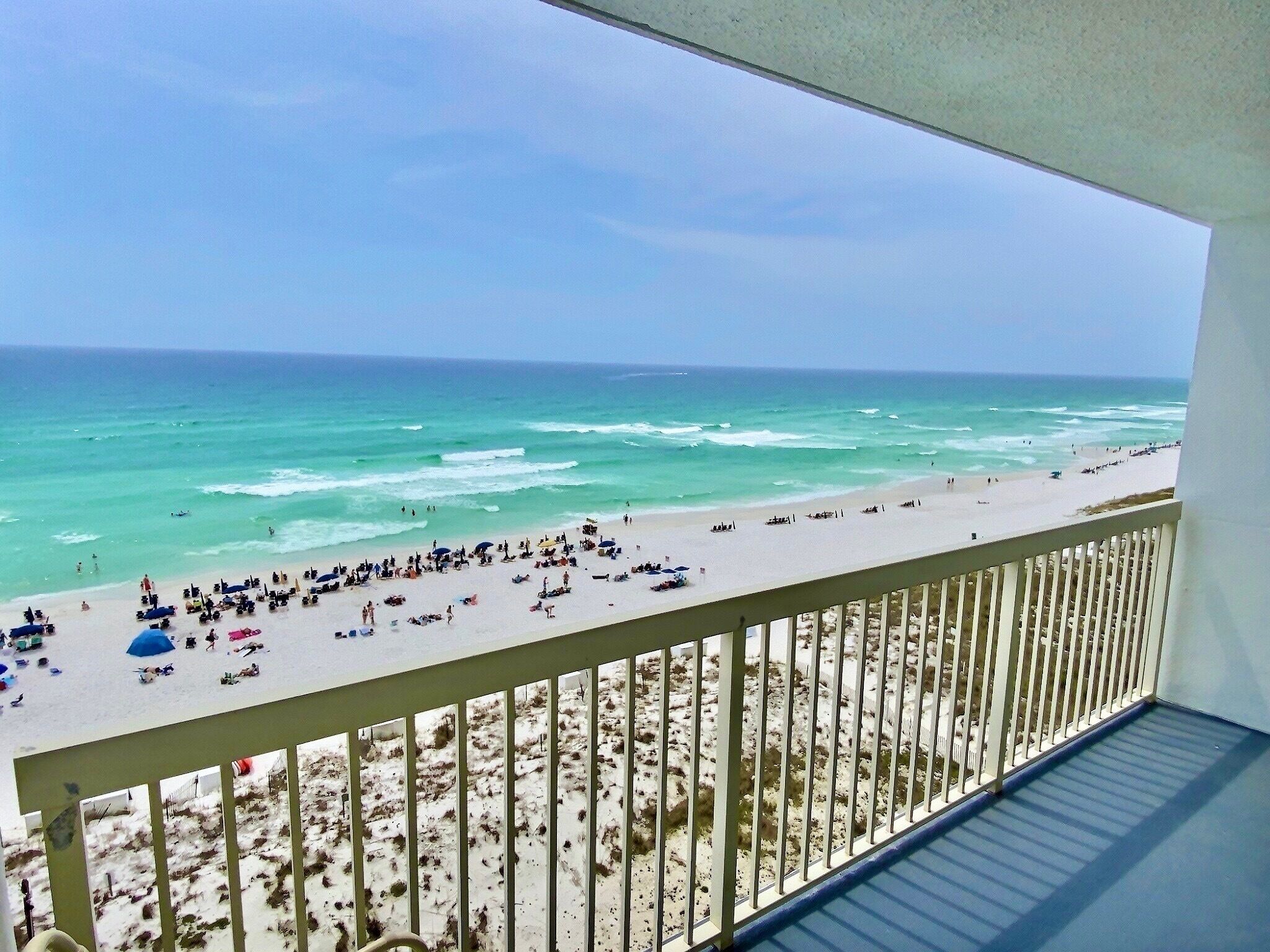 Plage, chaises longues, serviettes de plage