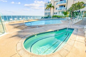 Alberca al aire libre y alberca climatizada