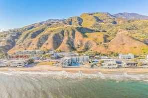 Sulla spiaggia, lettini da mare, teli da spiaggia