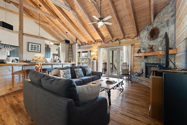 تلفزيون ذكي، مدفأة، كُتُب، ستيريو