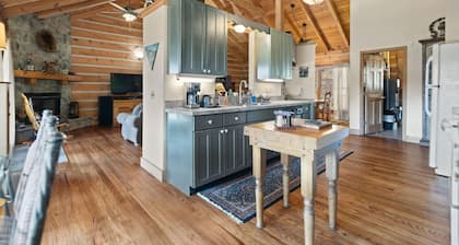 Exquisite, luxurious, stunning view, private, authentic log cabin