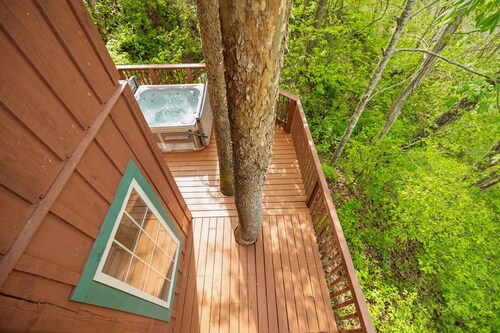 Just 1 mile from Natural Bridge State Park!