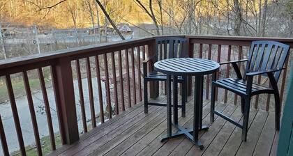 Just 1 mile from Natural Bridge State Park!