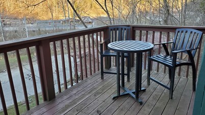 Just 1 mile from Natural Bridge State Park!