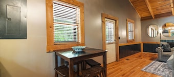 Just 1 mile from Natural Bridge State Park!