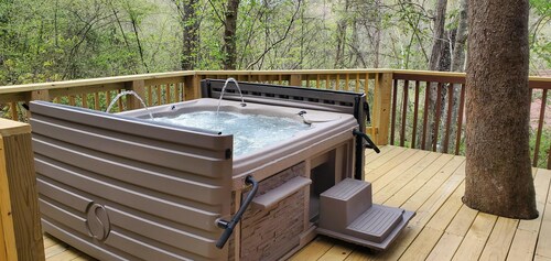 Just 1 mile from Natural Bridge State Park!