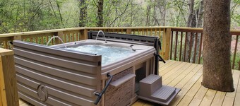 Just 1 mile from Natural Bridge State Park!