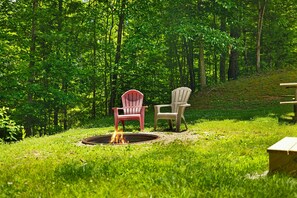 Property grounds - Quaint, cozy vacation cabin with hot tub near Natural Bridge State Park (Rogers)