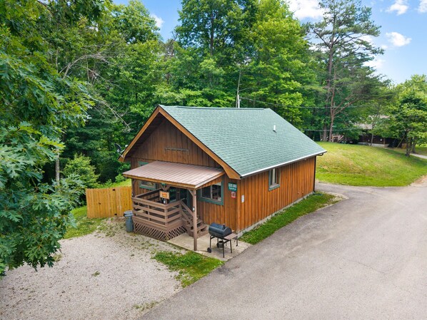 Exterior - Quaint, cozy vacation cabin with hot tub near Natural Bridge State Park (Rogers)