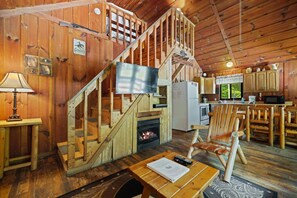 Smart TV, fireplace, DVD player - Quaint, cozy vacation cabin with hot tub near Natural Bridge State Park (Rogers)