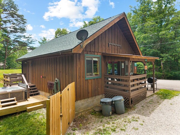 Property grounds - Quaint, cozy vacation cabin with hot tub near Natural Bridge State Park (Rogers)