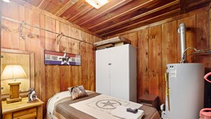 2 bedrooms, WiFi (free), bed sheets - Quaint, cozy vacation cabin with hot tub near Natural Bridge State Park (Rogers)