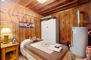 2 bedrooms, WiFi (free), bed sheets - Quaint, cozy vacation cabin with hot tub near Natural Bridge State Park (Rogers)