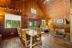 Dining - Quaint, cozy vacation cabin with hot tub near Natural Bridge State Park (Rogers)
