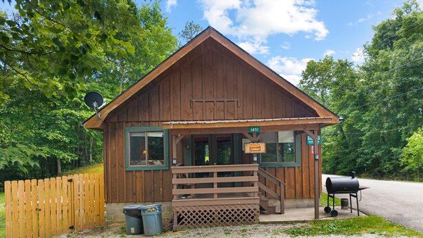 Exterior - Quaint, cozy vacation cabin with hot tub near Natural Bridge State Park (Rogers)