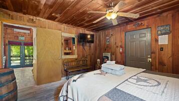 2 bedrooms, WiFi (free), bed sheets