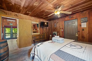 2 bedrooms, WiFi (free), bed sheets - Quaint, cozy vacation cabin with hot tub near Natural Bridge State Park (Rogers)