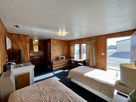 Deluxe Room | Desk, laptop workspace, blackout drapes, free WiFi