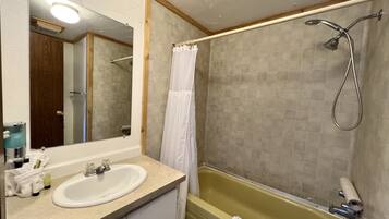 Deluxe dubbelrum | Badrum | Duschhuvud med massagefunktion, handdukar, tvål och schampo