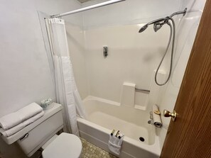 Deluxe Room | Bathroom | Hydromassage showerhead, towels, soap, shampoo - Border Inn Casino (Baker)