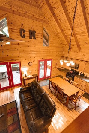 スマートテレビ、暖炉、DVD プレーヤー、ビデオライブラリ