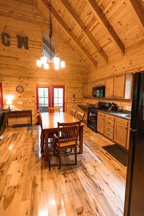Dining - Cliffview Resort Cabin with Hot Tub, Wi-Fi, Awesome Screened Porch, Gas Grill. (Rogers)