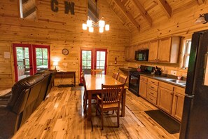 Fridge, microwave, oven, stovetop - Cliffview Resort Cabin with Hot Tub, Wi-Fi, Awesome Screened Porch, Gas Grill. (Rogers)