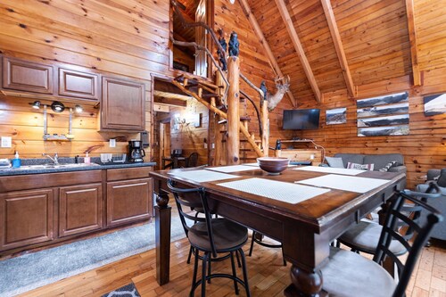 Secluded, Cozy Cabin with Hot Tub in a heavily forested setting. Great Location.